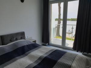 Säng eller sängar i ett rum på Apartamenty Zełwągi