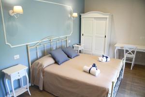 Un dormitorio con una cama con toallas. en B&B Paestum Sea and Rooms, en Capaccio-Paestum