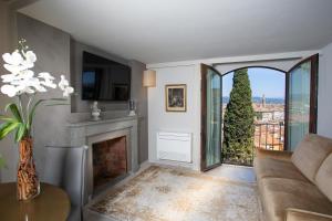 een woonkamer met een bank en een open haard bij QK Costa58 Home Tower in Florence