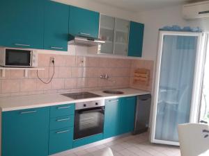 Kuchyň nebo kuchyňský kout v ubytování Apartmani PISAC