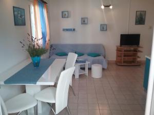 TV a/nebo společenská místnost v ubytování Apartmani PISAC