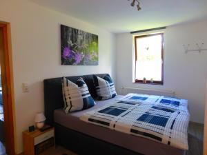 a bedroom with a bed with pillows and a window at Kaiserpfalzquartier in Goslar