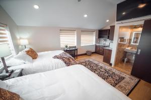Ліжко або ліжка в номері Iron Springs Luxury Lodge & Spa