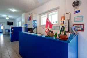 un mostrador azul en una oficina con un azul en Ostello Corniglia, en Corniglia
