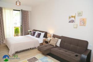 una sala de estar con una cama y un sofá en Bakuriani Plaza - B413, en Bakuriani