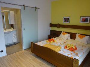 Un dormitorio con una cama con flores. en Appartement - Ferienwohnungen - Gästehaus Gabriele, en Drobollach am Faakersee