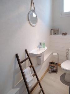 Ô Cosy في Longvilliers: حمام مع حوض ومرحاض