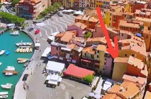 an aerial view of a city with buildings and a river at Appartamento Tipico Sul Molo in Lerici