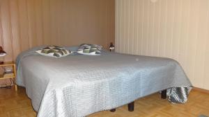 łóżko z 2 poduszkami w pokoju w obiekcie Tiirantuvat w mieście Juankoski