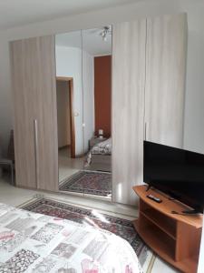 Televízia a/alebo spoločenská miestnosť v ubytovaní Casa delle Aci