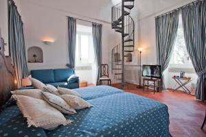 マッサ・ルブレンセにあるVilla Torre del Giglioのベッドルーム(青いベッド1台、青いソファ付) +28枚の写真