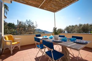 マッサ・ルブレンセにあるVilla Torre del Giglioのダイニングルーム(テーブル、椅子付)