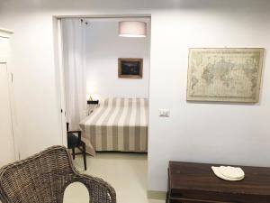 um quarto com uma cama, uma cadeira e uma mesa em Il Teatro em Scilla