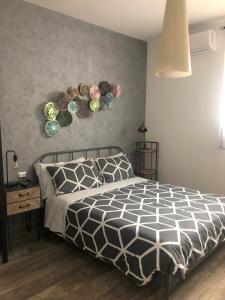 um quarto com uma cama com um edredão preto e branco em INDUSTRIAL CHIC HOUSE - Private parking em Orvieto