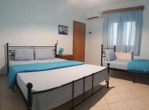 Rúm í herbergi á Elena Rooms-Apartments