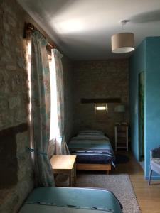 Kleines Zimmer mit einem Bett und einem Fenster in der Unterkunft Domaine de Galoubet, Lot , Gîtes de charme in Beaumat