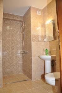 Ett badrum på Apartments Ravno