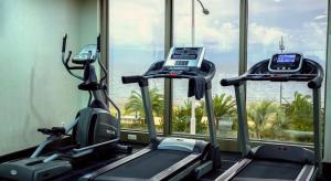 einen Fitnessraum mit zwei Laufbändern und einem Fenster in der Unterkunft Orbi Sea Towers Apartments in Batumi