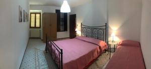 ein Schlafzimmer mit einem großen Bett und einer roten Decke in der Unterkunft Magico Cilento in Ogliastro Cilento