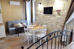 a living room with a table and a couch at Apartments D&N in Vis