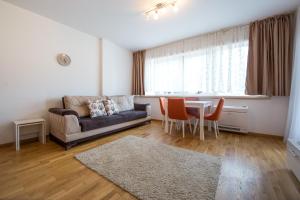 - un salon avec un canapé et une table dans l'établissement Mateja&Fontana Apartment, à Budva