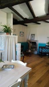 sala de estar con mesa y chimenea en sacrobosco apartment Quercia, en Bomarzo
