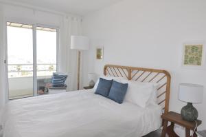 Säng eller sängar i ett rum på Stunning 2-bedroom apartment & panoramic sea view -StayInAntibes- 54 Soleau