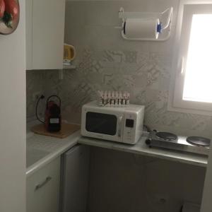 uma cozinha com um micro-ondas no balcão em Casa vacanze Santa Maria em Bari