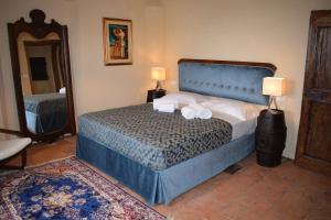 a bedroom with a bed with two towels on it at Agriturismo La Posta Reale in Castiglion Fibocchi