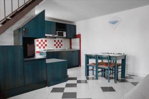 Ett kök eller pentry på Appartamento presso Residence Verdemare