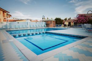 a large swimming pool with blue water at Appartamento presso Residence Verdemare in Àrbatax