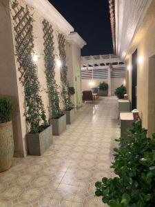 un pasillo con plantas en el lateral de un edificio en Sea Inn, en Al Khobar