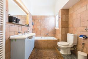łazienka z toaletą, umywalką i wanną w obiekcie ATHENStay Penthouse Suite w Atenach +30 zdjęć
