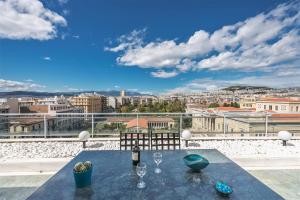 アテネにあるATHENStay Penthouse Suiteの市街の景色を望むバルコニー(テーブル付)