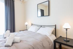 Postel nebo postele na pokoji v ubytování ATHENStay Penthouse Suite