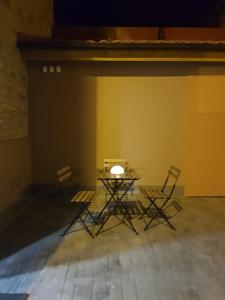 two chairs and a table in an empty room at Hostal Rural Villa de Mendavia in Mondaria