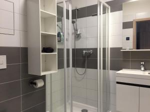 łazienka z prysznicem i umywalką w obiekcie Apartman Erika Lipno w mieście Frymburk