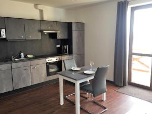 kuchnia ze stołem i krzesłami w pokoju w obiekcie Apartman Erika Lipno w mieście Frymburk