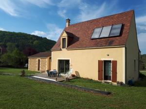 una casa con paneles solares en el techo en LOGIS de la CAVE, en Daglan