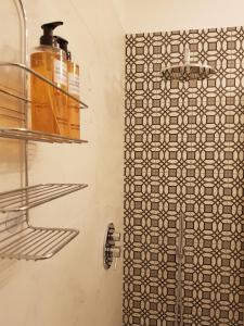 bagno con doccia e bottiglia di sapone di Sphera Bologna, Design Suite under the Two Towers a Bologna