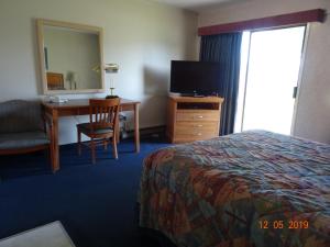 Ένα ή περισσότερα κρεβάτια σε δωμάτιο στο Hospitality Inn