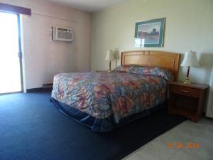 Ένα ή περισσότερα κρεβάτια σε δωμάτιο στο Hospitality Inn
