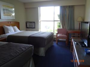 Ένα ή περισσότερα κρεβάτια σε δωμάτιο στο Hospitality Inn