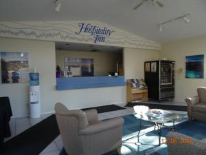 Χώρος καθιστικού στο Hospitality Inn