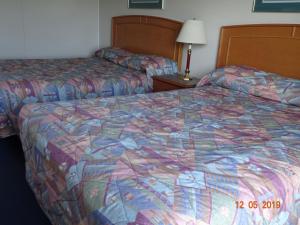 Ένα ή περισσότερα κρεβάτια σε δωμάτιο στο Hospitality Inn
