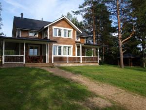 a house with a porch and a yard at Villa Haapaniemi in Iisalmi