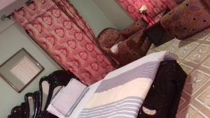 1 dormitorio con cama y almohadas rojas en Gya-son Royal Guest House en Kumasi