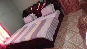 Una cama en una habitación con dos libros. en Gya-son Royal Guest House en Kumasi