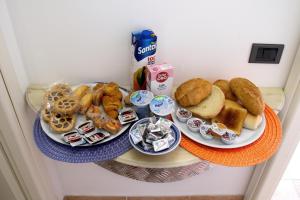 un estante con dos platos de comida. en B&B Cinque Terre Da Levanto, en Levanto