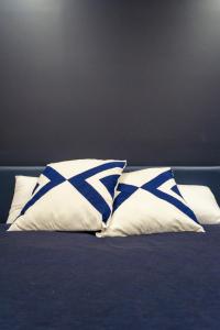 ナポリにあるSant'Alfonso Bed and Breakfast Napoliのベッド(青と白の枕2つ付)